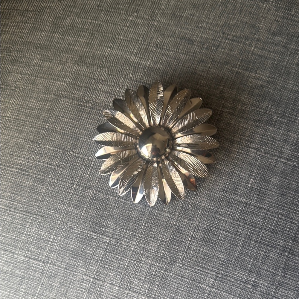 Elegant Vintage Silver Tone Daisy Brooch